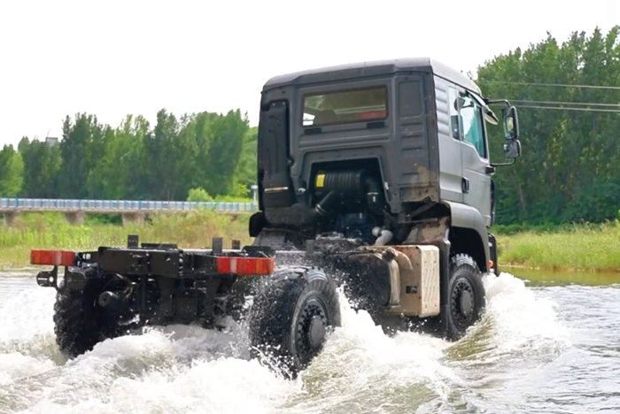 中國重汽豪沃中型4×4獨立懸架越野車：荒野主宰，肆意馳騁！3.png