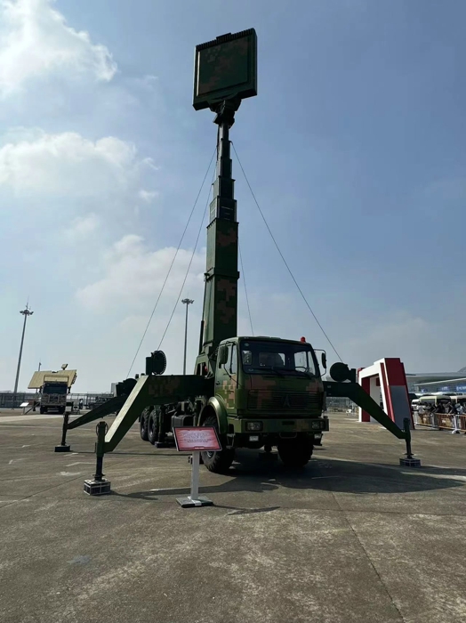 北奔重汽多型裝備底盤亮相第十五屆中國國際航空航天博覽會9.jpg