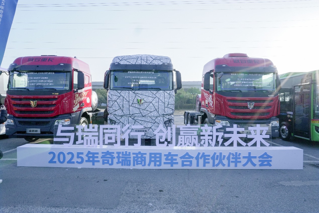 【第一商用車網 原創】就2025年1月的油氣價差來看，這種趨勢或將表現的更為明顯，各主流重卡品牌顯然也看到了這一點。一汽解放新JH6 LNG牽引車、中國重汽汕德卡C9H燃氣牽引車、東風天龍KX/KL燃氣重卡以及福田歐曼銀河7燃氣重卡等新車型的陸續推出，勢必讓新一年的燃氣重卡市場競爭更加白熱化。下面，就讓我們預測一下2025年燃氣重卡的市場趨勢，以及各家重卡企業或將主推的大馬力燃氣重卡。

