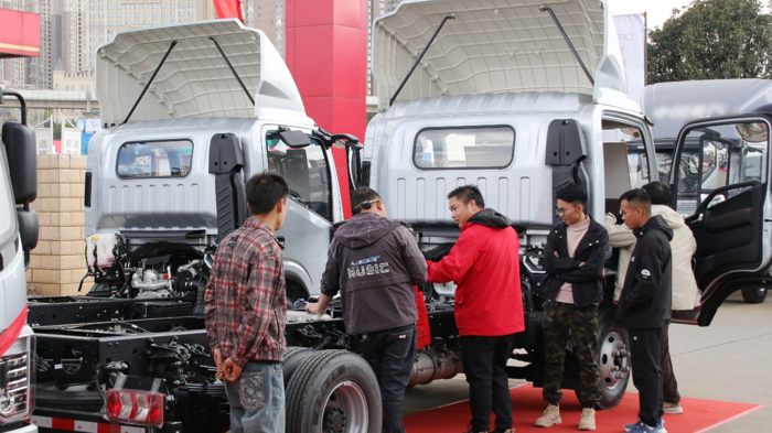 帥鈴作為江淮商用車的高端輕卡品牌，上市22年來一直處于全球及中國高端輕卡第一陣營，以品質(zhì)及口碑暢銷五大洲132個(gè)國家，在世界舞臺(tái)代表中國高端輕卡與日系輕卡同臺(tái)競(jìng)技，在多個(gè)國家占據(jù)銷量第一或前三，海外售價(jià)超過30萬人民幣，全球高端客戶超過60萬，其中出口比例接近一半